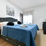 4 Bedroom Cozy Home In Prkos