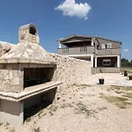 Stunning Home In Podlug With Wifi
