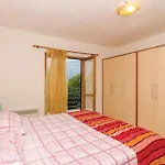 4 Bedroom Cozy Home In Gruda