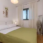 Gorgeous Apartment In Turanj With Jacuzzi