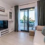 Gorgeous Apartment In Turanj With Jacuzzi