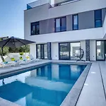 Villa Elena - Crowonder Luxury Rent