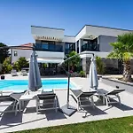 Holiday Home Ren - With Heated Pool