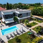 Holiday Home Ren - With Heated Pool