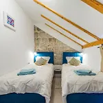 Villa Dovecote With Private Sauna, Jacuzzi & Gym