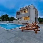 Villa With Swimming Pool, Roof Terrace, 50 Meters From The Beach- By Ta Leut Agency