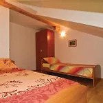 3 Bedroom Lovely Apartment In Crna Punta