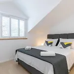 5 Bedroom Cozy Home In Prizba