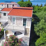 2 Bedroom Cozy Apartment In Klek