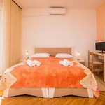 Apartments In House Liveric, In Vir At The Beach