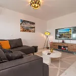 Beautiful Home In Gorica With Wifi, Outdoor Swimming Pool And Jacuzzi