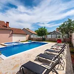 Atraktivna Villa Lana S Dva Bazena