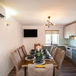 Atraktivna Villa Lana S Dva Bazena