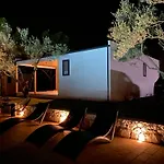Mobile Home Aura, Village Twins