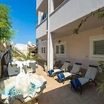 Apartments Aura - Comfort Studio Apartment 5 With Shared Swimming Pool