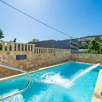 Apartments Aura - Comfort Studio Apartment F With Shared Swimming Pool