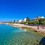 Seaside Apartment In Mandre With Barbecue