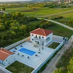 4 Bedroom Cozy Home In Donja Jagodnja