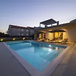 Villa Mary Lou With Heated Pool