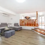Cozy Apartment In Posedarje With Kitchen