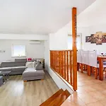 Cozy Apartment In Posedarje With Kitchen