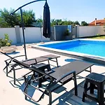 Modern Villa M&M, Zaton