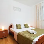 5 Bedroom Cozy Home In Prizba