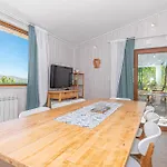 3 Bedroom Amazing Home In Mravnica