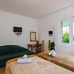 Gorgeous Apartment In Zaton Mali With Kitchen