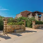 9 Bedroom Cozy Home In Vir