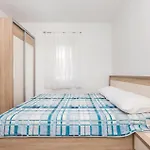 Lovely Apartment In Mandre With Wifi