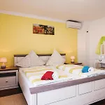 4 Bedroom Pet Friendly Home In Polaca