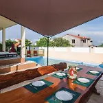 4 Bedroom Pet Friendly Home In Polaca
