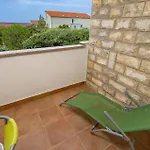 Gorgeous Apartment In Mandre With Kitchen