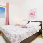 1 Bedroom Amazing Apartment In Podgradina