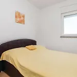 2 Bedroom Cozy Apartment In Povljana