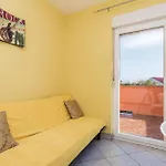 2 Bedroom Cozy Apartment In Povljana