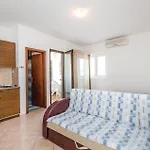 Gorgeous Apartment In Mandre With Kitchen