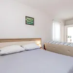 Gorgeous Apartment In Mandre With Kitchen