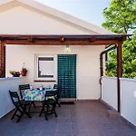 Nice Apartment In Vinjerac With Kitchen
