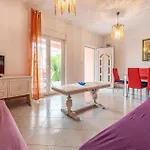Cozy Apartment In Vir With Kitchen