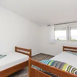 2 Bedroom Cozy Apartment In Vir
