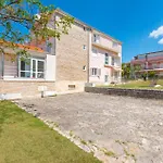Beautiful Apartment In Sveti Filip I Jakov W/