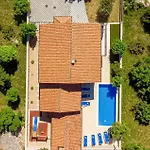 4 Bedroom Cozy Home In Rovanjska