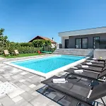 3 Bedroom Beautiful Home In Rastane Donje
