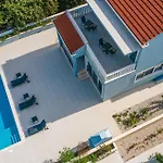 Nice Home In Sreser With Jacuzzi