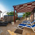 Beautiful Home In Rovanjska With Wifi