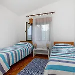 3 Bedroom Beautiful Apartment In Klek