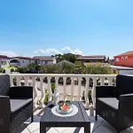 Beautiful Apartment In Vir With Kitchen