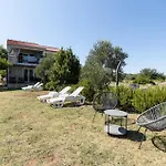 Cozy Apartment In Dobropoljana With Kitchen